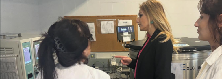 La presidenta de AEFPI, Natividad Blanco, ha visitado el Centro de Transfusión, Tejidos y Células de Cádiz,